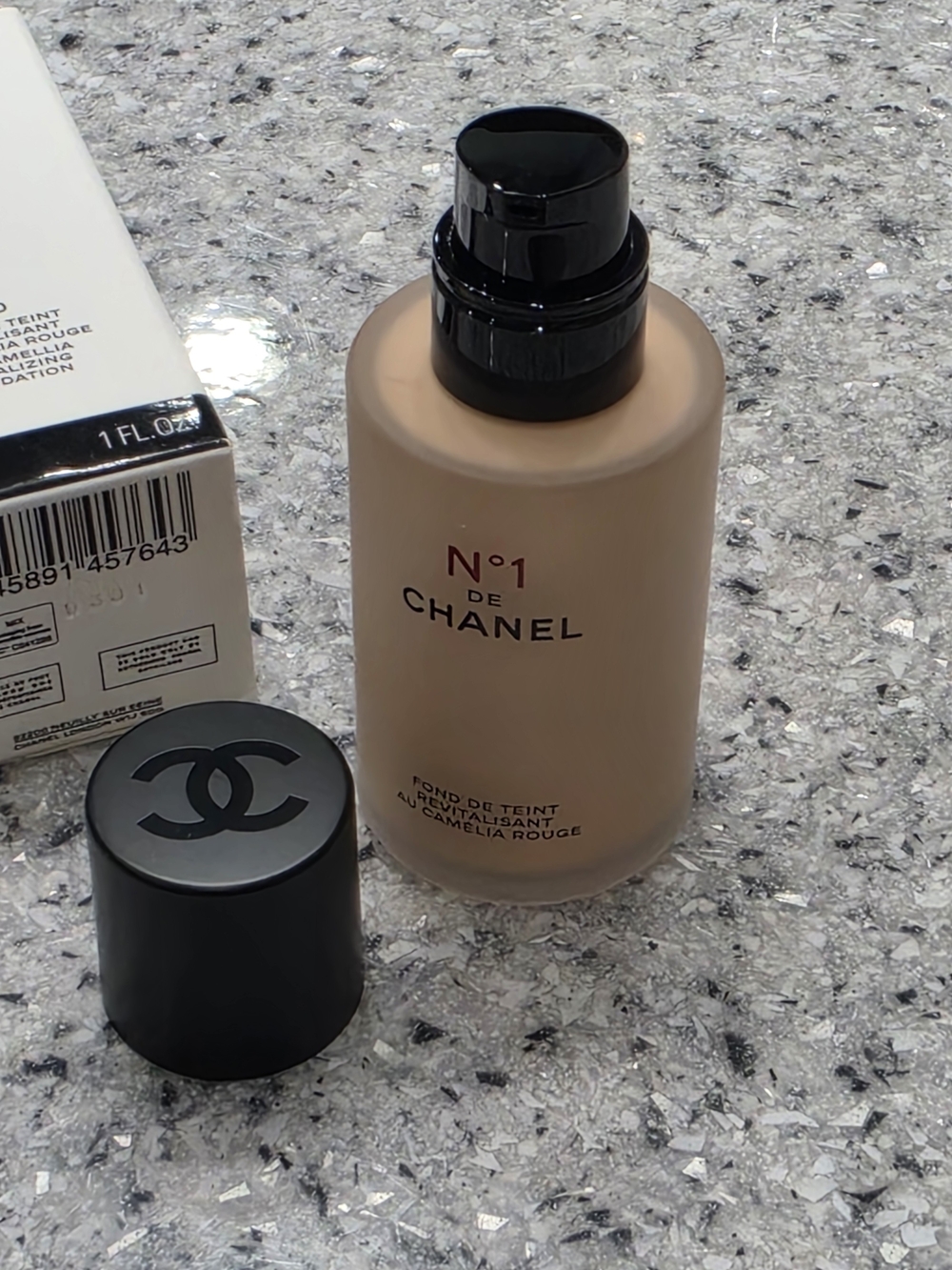 CHANEL N°1 De Teint Foundation – B20 Light-Medium (Neutral) - Picture 3 of 3